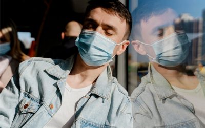 Die Maske – Symbol der Kontrolle oder Schutz vor dem Unsichtbaren?