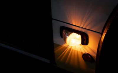 Das Licht im Dunkel: Warum die Welt nicht dunkler wird, sondern reinigt – und wie dein Strahlen heilt